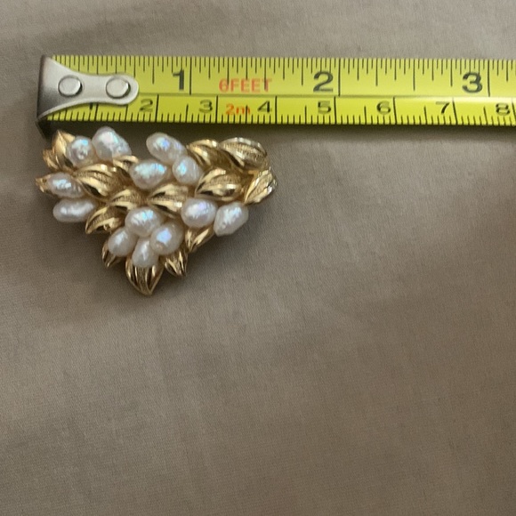 Pearls and golden 🍃 brooch heart shaped - Picture 5 of 5